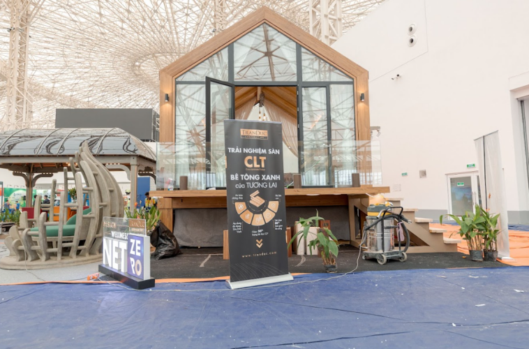 Một mô hình nhà mẫu ấn tượng, giới thiệu &quot;Bê tông xanh CLT&quot; và các giải pháp &quot;Net Zero&quot;, thể hiện rõ xu hướng kiến trúc bền vững.