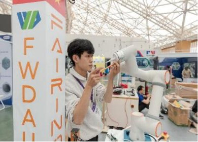 Một kỹ sư đang lắp đặt thiết bị in 3D tại không gian trưng bày Tuần lễ Công nghiệp &amp; Công nghệ Việt Nam 2025