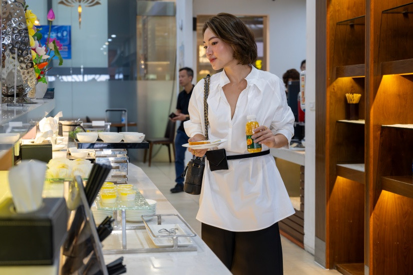 Hành khách khởi động hành trình với những sản phẩm tươi ngon, giàu dưỡng chất tại phòng chờ thương gia Bông Sen Vàng. Hành khách khởi động hành trình với những sản phẩm tươi ngon, giàu dưỡng chất tại phòng chờ thương gia Bông Sen Vàng.