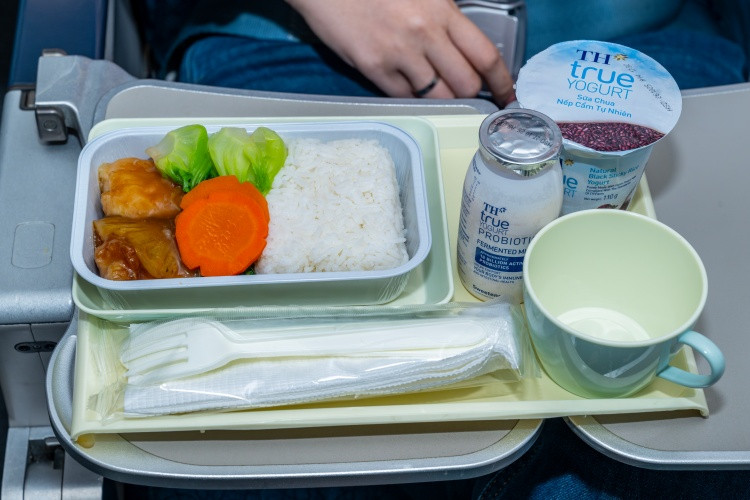 Các sản phẩm như Sữa uống lên men TH true YOGURT PROBIOTICS, sữa chua nếp cẩm được phục vụ tại khoang phổ thông. Các sản phẩm như Sữa uống lên men TH true YOGURT PROBIOTICS, sữa chua nếp cẩm được phục vụ tại khoang phổ thông.