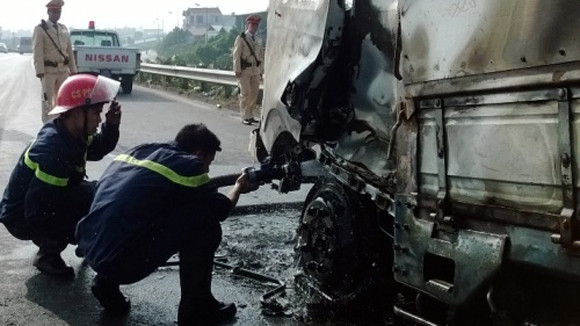 Xe tải "hóa tro" trên cầu Thanh Trì ảnh 2