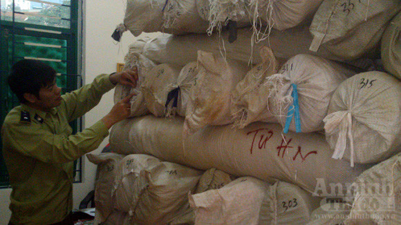 Phát hiện kho vải lậu trị giá cả tỷ đồng ảnh 1