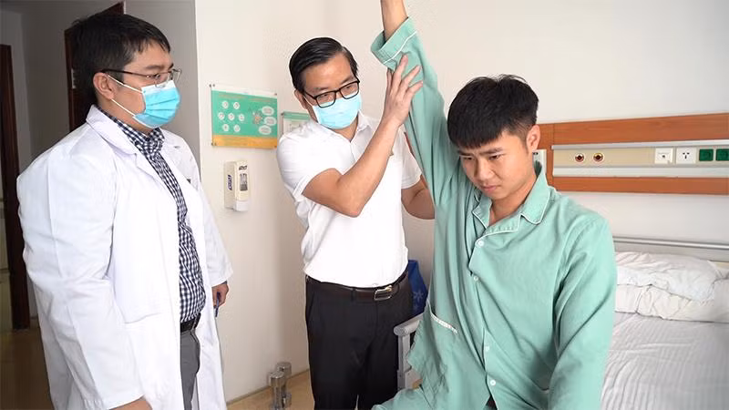 Các bác sĩ của Trung tâm CTCH&YHTT Vinmec thăm khám cho Thủ môn Văn Toản trước giờ phẫu thuật Các bác sĩ của Trung tâm CTCH&YHTT Vinmec thăm khám cho Thủ môn Văn Toản trước giờ phẫu thuật