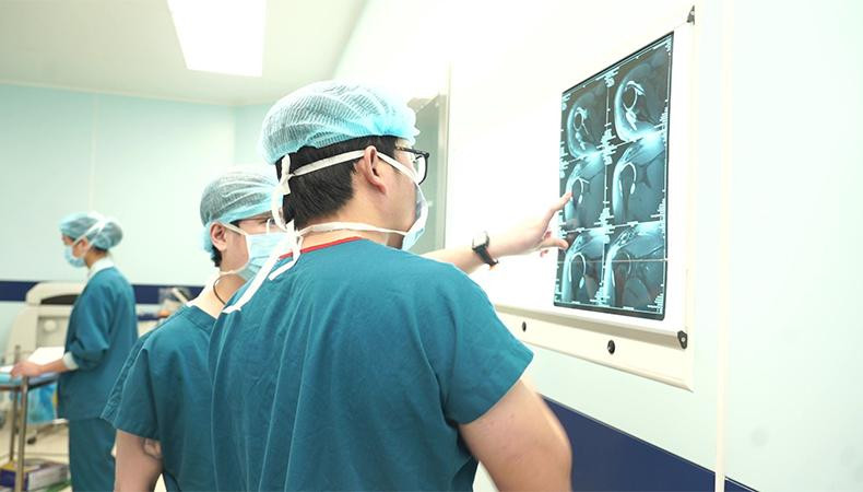 Bác sĩ xác định vị trí tổn thương trên phim cộng hưởng từ (MRI)