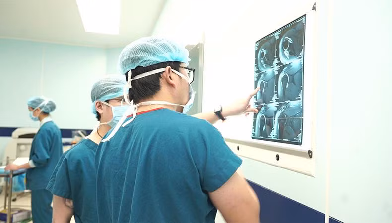 Bác sĩ xác định vị trí tổn thương trên phim cộng hưởng từ (MRI) Bác sĩ xác định vị trí tổn thương trên phim cộng hưởng từ (MRI)