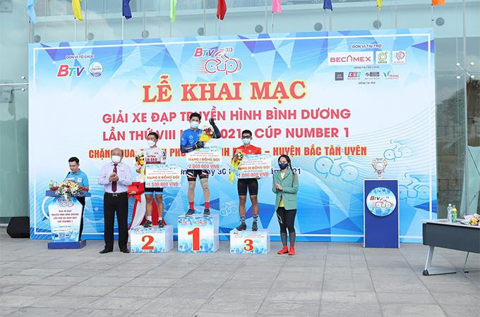 Thanh Vũ, đại diện nhãn hàng Trà Xanh Không Độ trao giải cho các đội Thanh Vũ, đại diện nhãn hàng Trà Xanh Không Độ trao giải cho các đội