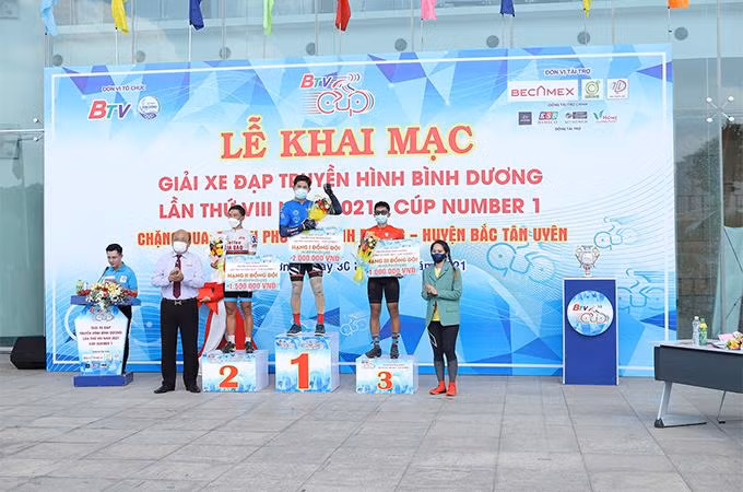 Thanh Vũ, đại diện nhãn hàng Trà Xanh Không Độ trao giải cho các đội Thanh Vũ, đại diện nhãn hàng Trà Xanh Không Độ trao giải cho các đội