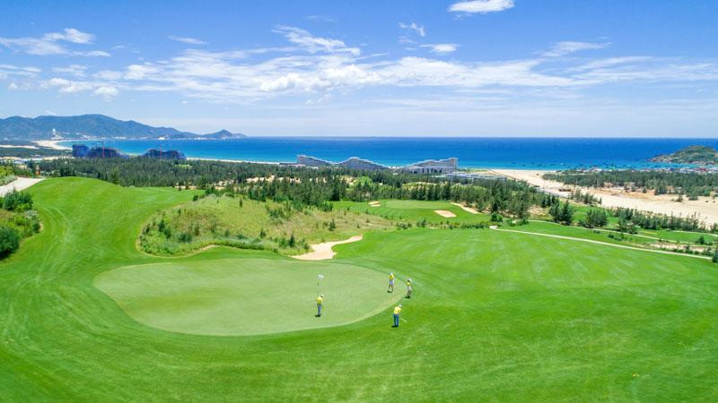 Giải đấu FCA Golf Tournament 2021 được tổ chức tại tuyệt tác sân golf 36 hố ven biển FLC Golf Links Quy Nhon