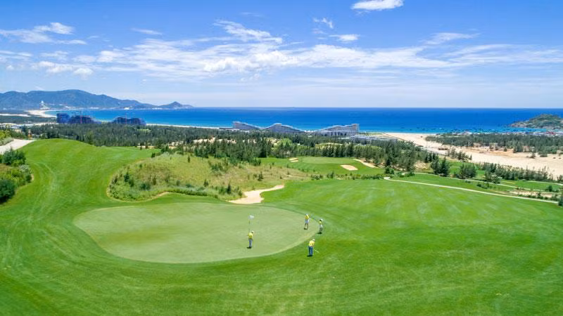 Giải đấu FCA Golf Tournament 2021 được tổ chức tại tuyệt tác sân golf 36 hố ven biển FLC Golf Links Quy Nhon