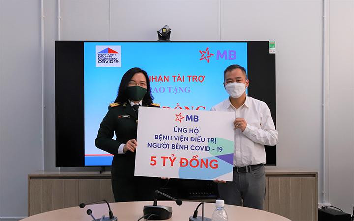 Bà Nguyễn Thị Thủy – Thành viên HĐQT MB thay mặt MB trao tặng 5 tỷ đồng đến Bệnh viện điều trị người bệnh Covid-19
