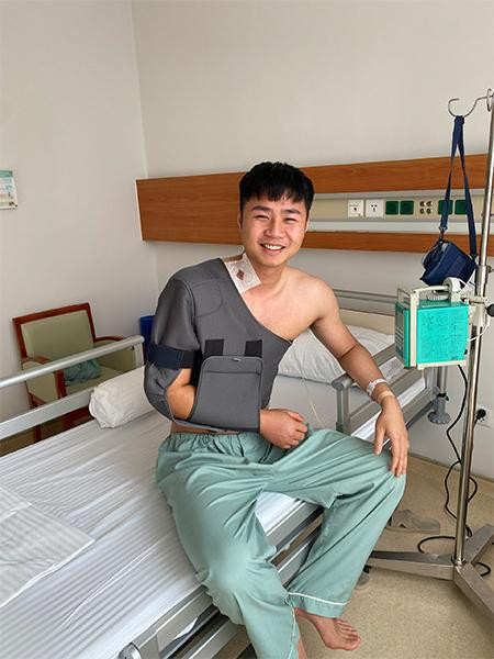 Văn Toản đã ổn định và vui vẻ sau phẫu thuật (chụp sáng ngày 30/11/2021)