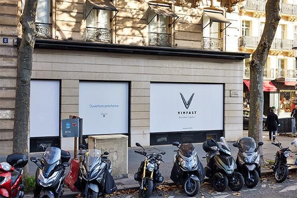 Logo VinFast nổi bật, dễ dàng nhận diện trên đại lộ Malesherbes. Logo VinFast nổi bật, dễ dàng nhận diện trên đại lộ Malesherbes.