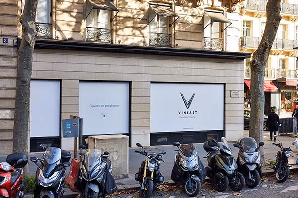 Logo VinFast nổi bật, dễ dàng nhận diện trên đại lộ Malesherbes.