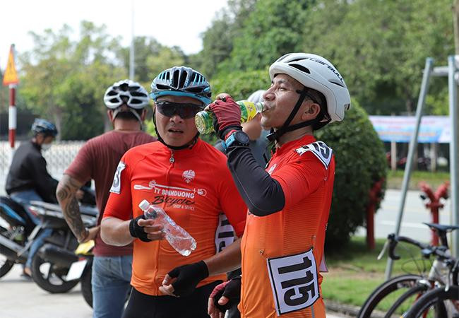 Các tay đua giải nhiệt sau quãng đường đua 93km đầy căng thẳng Các tay đua giải nhiệt sau quãng đường đua 93km đầy căng thẳng