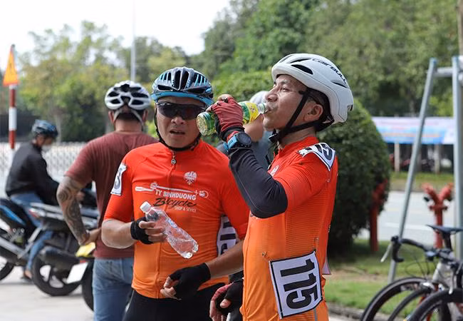 Các tay đua giải nhiệt sau quãng đường đua 93km đầy căng thẳng Các tay đua giải nhiệt sau quãng đường đua 93km đầy căng thẳng