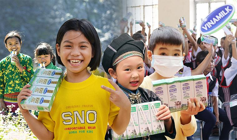 Vượt qua các trở ngại do Covid-19, Vinamilk vẫn tiếp nối hành trình Quỹ sữa Vươn cao Việt Nam, mang hàng triệu ly sữa đến với trẻ em khó khăn trên cả nước.