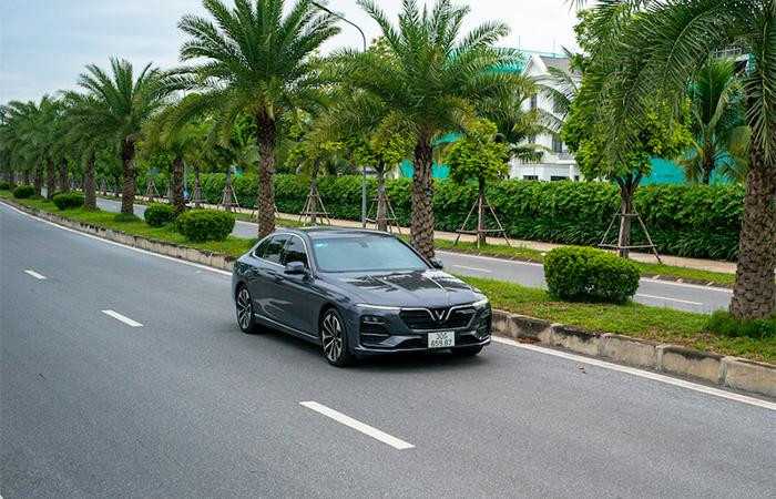 VinFastLux A2.0 giữ vững vị thế dẫn đầu về doanh số bán tháng 10 và cả 10 tháng đầu năm của phân khúc sedan tầm giá 1 tỷ đồng