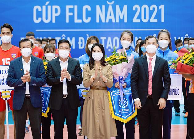 (Từ trái qua phải) Ông Lê Văn Thành, ông Vũ Việt Văn, bà Đặng Thị Lưu Vân và ông Bùi Hồng Đô tặng hoa và cờ lưu niệm cho các đội tham dự giải (Từ trái qua phải) Ông Lê Văn Thành, ông Vũ Việt Văn, bà Đặng Thị Lưu Vân và ông Bùi Hồng Đô tặng hoa và cờ lưu niệm cho các đội tham dự giải
