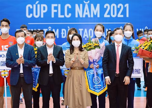 (Từ trái qua phải) Ông Lê Văn Thành, ông Vũ Việt Văn, bà Đặng Thị Lưu Vân và ông Bùi Hồng Đô tặng hoa và cờ lưu niệm cho các đội tham dự giải (Từ trái qua phải) Ông Lê Văn Thành, ông Vũ Việt Văn, bà Đặng Thị Lưu Vân và ông Bùi Hồng Đô tặng hoa và cờ lưu niệm cho các đội tham dự giải