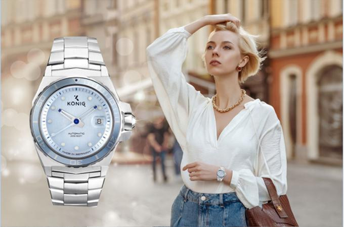 Ấn tượng với thiết kế thời thượng, sang trọng, cọc số được khảm kim cương của đồng hồ KÖNIG74