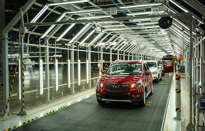 Trong bộ 3 xe VinFast, VinFast Fadil ghi dấu ấn lịch sử khi mẫu xe của Việt Nam dẫn đầu giữ vững vị thế xe ăn khách nhất thị trường ô tô tính lũy kế 10 tháng đầu năm