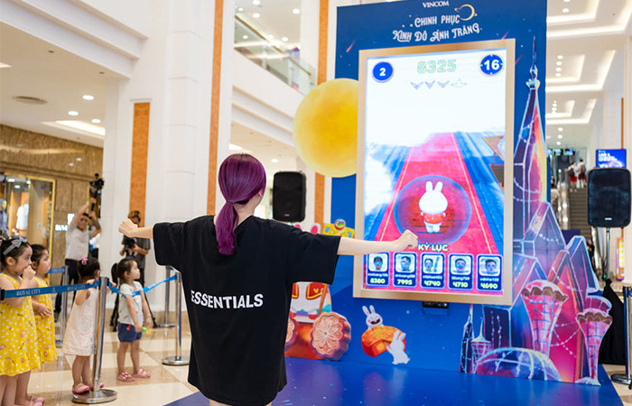 Trò chơi công nghệ “Chinh phục Kinh đô ánh trăng” diễn ra từ ngày 19/9 – 01/10/2020 tại Vincom Mega Mall Royal City & Vincom Center Landmark 81 đã thu hút nhiều bạn trẻ tham gia Trò chơi công nghệ “Chinh phục Kinh đô ánh trăng” diễn ra từ ngày 19/9 – 01/10/2020 tại Vincom Mega Mall Royal City & Vincom Center Landmark 81 đã thu hút nhiều bạn trẻ tham gia