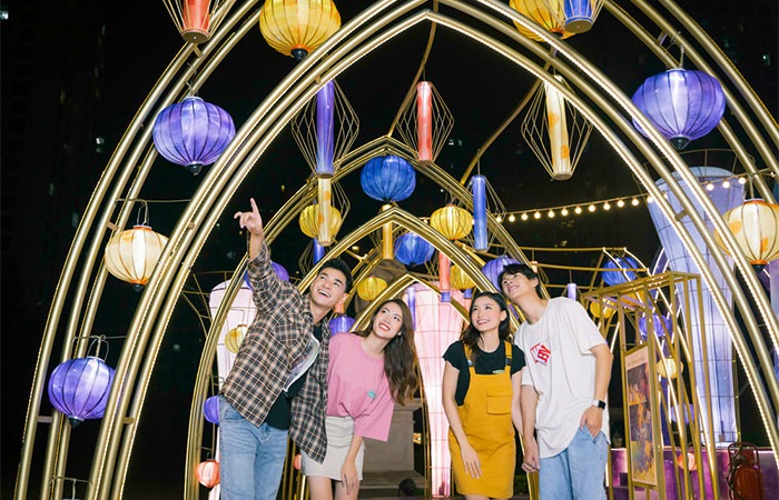 Quảng trường lớn TTTM Vincom Mega Mall Royal City rộng 495m2 sẽ được mô phỏng Kinh đô ánh trăng với Cây đèn lồng hoa đăng lớn nhất Việt Nam Quảng trường lớn TTTM Vincom Mega Mall Royal City rộng 495m2 sẽ được mô phỏng Kinh đô ánh trăng với Cây đèn lồng hoa đăng lớn nhất Việt Nam