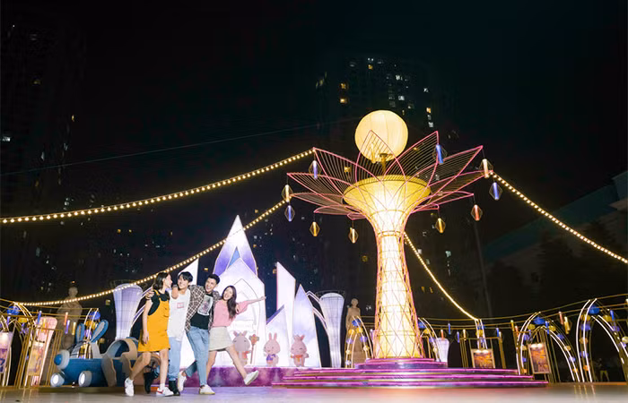 TTTM Vincom nổi danh là điểm đến luôn mang đến những décor cực ấn tượng dịp Trung Thu, năm nay Vincom tiếp tục ghi dấu kỷ lục Cây Đèn lồnghoa đăng lớn nhất Việt Nam tại Vincom Mega Mall Royal City