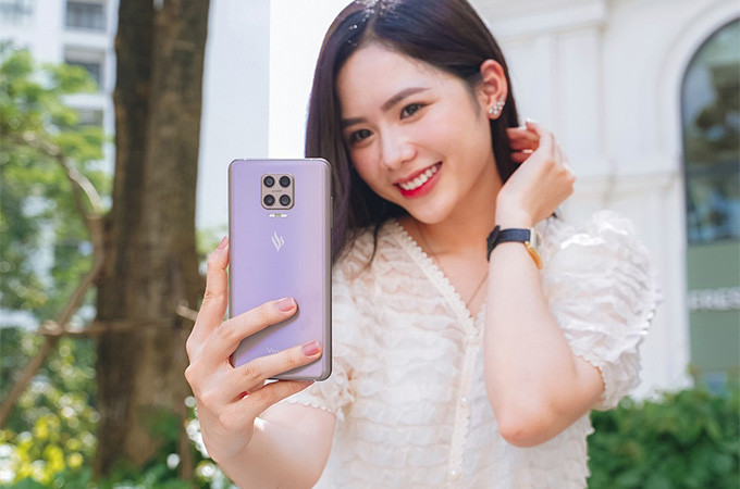 Khi mua Vsmart Aris Series khách hàng sẽ được tặng kèm 1 miếng dán bảo vệ màn hình có khả năng giảm lây nhiễm virus gây bệnh. Khi mua Vsmart Aris Series khách hàng sẽ được tặng kèm 1 miếng dán bảo vệ màn hình có khả năng giảm lây nhiễm virus gây bệnh.