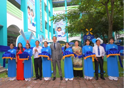 Đại biểu tiến hành nghi lễ cắt băng khánh thành Sân chơi vận động Ngại gì thử thách, sân chơi đầu tiên được lắp đặt tại trường Phú Hòa 3, tỉnh Bình Dương