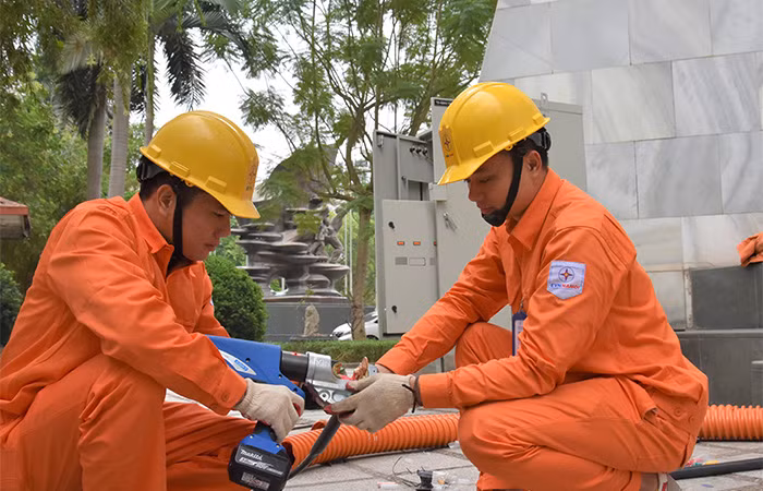 EVNHANOI kiểm tra tiếp xúc và gia cố các vị trí đấu nối