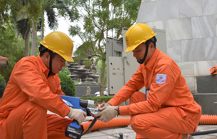 EVNHANOI kiểm tra tiếp xúc và gia cố các vị trí đấu nối