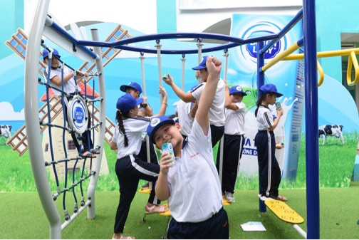 Sân chơi “Ngại gì thử thách” giúp các em học sinh có thêm cơ hội để rèn luyện sức khoẻ, nâng cao thể chất, xây dựng tinh thần sẵn sàng chấp nhận và vượt qua thử thách để luôn vươn cao, vượt trội