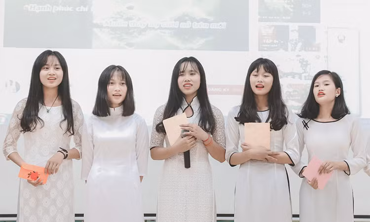 Nguyễn Thị Nhi (thứ 2 từ trái sang) biểu diễn văn nghệ cùng các bạn nhân ngày kỷ niệm Nhà giáo Việt Nam 20/11