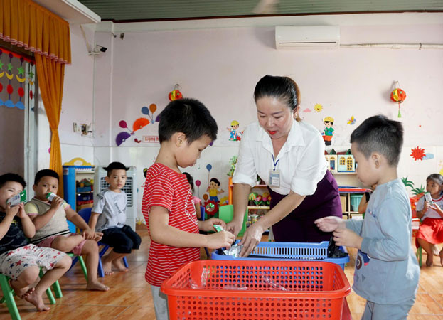 Giáo viên đã được tham gia tập huấn kỹ càng để tổ chức cho học sinh uống sữa