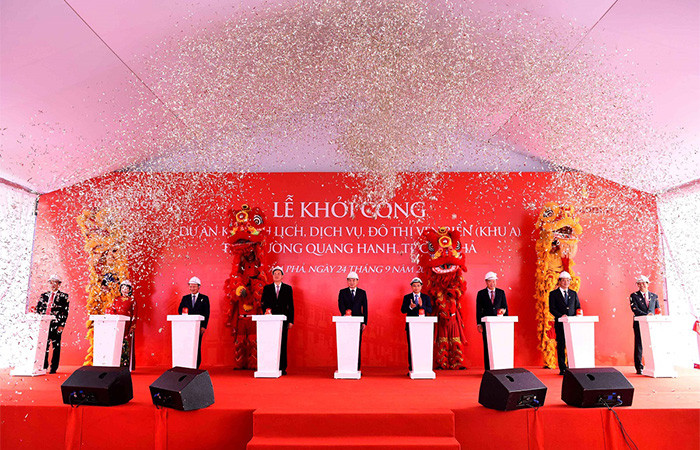 Các đại biểu bấm nút khởi công Khu A - dự án khu du lịch, dịch vụ, đô thị ven biển Quang Hanh, TP. Cẩm Phả, Quảng Ninh