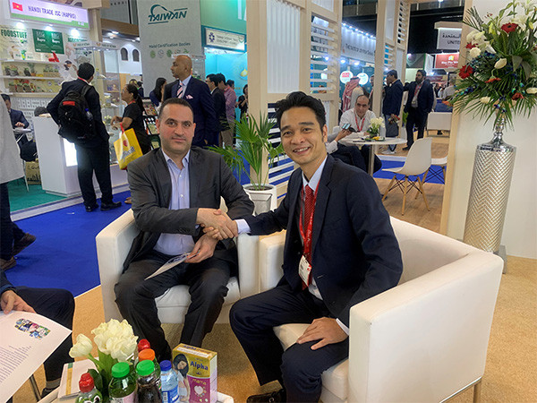 Ông Võ Trung Hiếu – Giám đốc kinh doanh quốc tế của Vinamilk và đối tác ký kết hợp đồng xuất khẩu trị giá 20 triệu USD tại hội chợ quốc tế Gulfoods Dubai