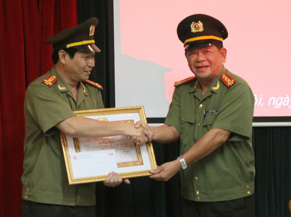 Trao Huy hiệu 30 năm tuổi Đảng và nâng lương, thăng cấp bậc hàm cho CBCS Báo ANTĐ ảnh 1