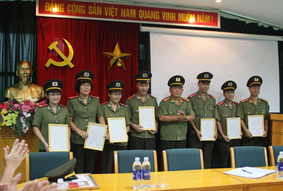 Trao Huy hiệu 30 năm tuổi Đảng và nâng lương, thăng cấp bậc hàm cho CBCS Báo ANTĐ ảnh 3