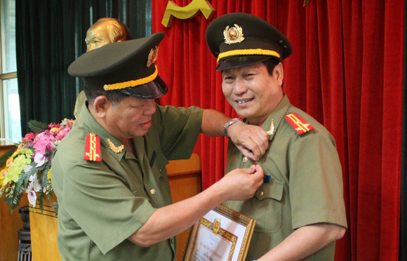 Trao Huy hiệu 30 năm tuổi Đảng và nâng lương, thăng cấp bậc hàm cho CBCS Báo ANTĐ ảnh 2