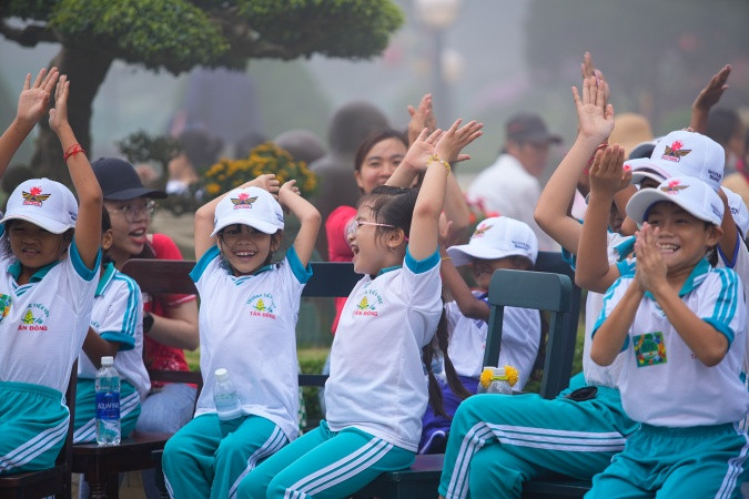 Những gương mặt rạng rỡ của các em nhỏ Khmer khi được lên núi Bà Đen Những gương mặt rạng rỡ của các em nhỏ Khmer khi được lên núi Bà Đen