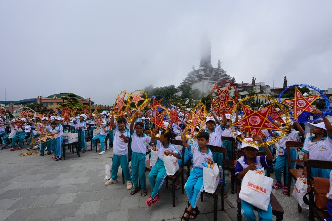 135 em nhỏ Khmer hân hoan đến với núi Bà Đen 135 em nhỏ Khmer hân hoan đến với núi Bà Đen