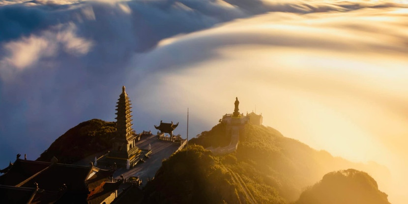 Quần thể tâm linh Fansipan thâm nghiêm trong khung cảnh trác tuyệt của dãy Hoàng Liên Sơn.