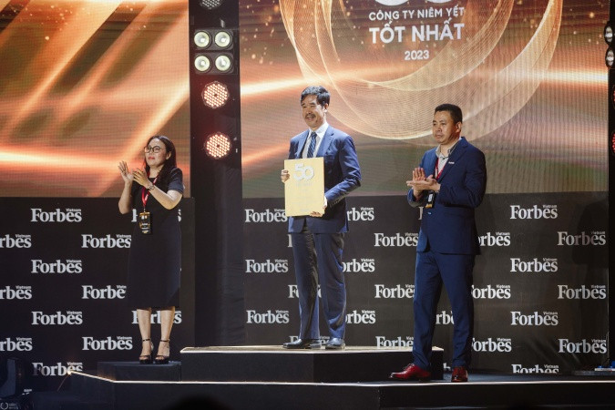 Ông Nguyễn Quốc Khánh - Giám đốc điều hành nghiên cứu và phát triển Vinamilk - đón nhận danh hiệu Top 50 Công ty niêm yết tốt nhất Việt Nam năm 2023.