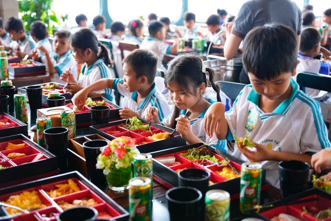 Bữa ăn ấm cúng dành cho các bé trên đỉnh núi Bà Đen Bữa ăn ấm cúng dành cho các bé trên đỉnh núi Bà Đen