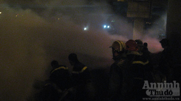Hàng trăm Cảnh sát, Bộ đội chữa cháy kho hàng dưới cầu Vĩnh Tuy ảnh 9 Hàng trăm Cảnh sát, Bộ đội chữa cháy kho hàng dưới cầu Vĩnh Tuy ảnh 9