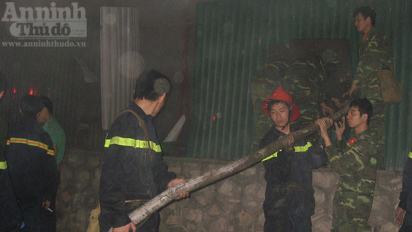 Hàng trăm Cảnh sát, Bộ đội chữa cháy kho hàng dưới cầu Vĩnh Tuy ảnh 7