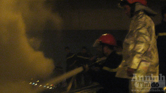 Hàng trăm Cảnh sát, Bộ đội chữa cháy kho hàng dưới cầu Vĩnh Tuy ảnh 10 Hàng trăm Cảnh sát, Bộ đội chữa cháy kho hàng dưới cầu Vĩnh Tuy ảnh 10