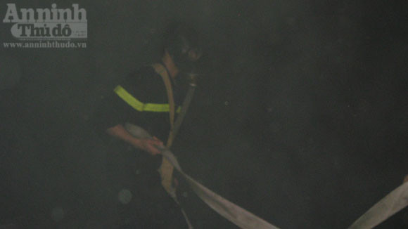 Hàng trăm Cảnh sát, Bộ đội chữa cháy kho hàng dưới cầu Vĩnh Tuy ảnh 11