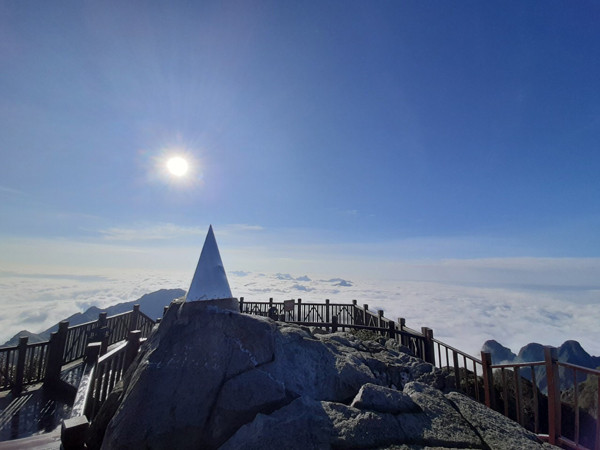 Chinh phục đỉnh thiêng Fansipan là trải nghiệm không thể bỏ qua của du khách khi đến Lào Cai. Chinh phục đỉnh thiêng Fansipan là trải nghiệm không thể bỏ qua của du khách khi đến Lào Cai.